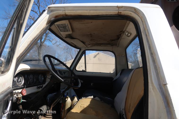 image for item DA0769 1979 Ford F800 flatbed truck with crane