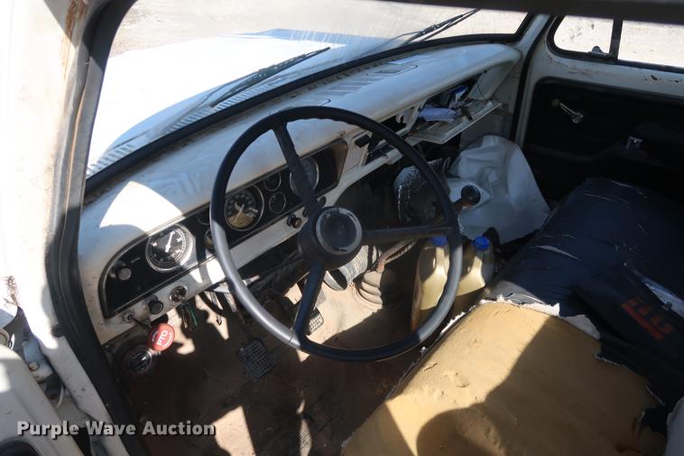 image for item DA0769 1979 Ford F800 flatbed truck with crane