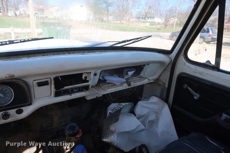 image for item DA0769 1979 Ford F800 flatbed truck with crane