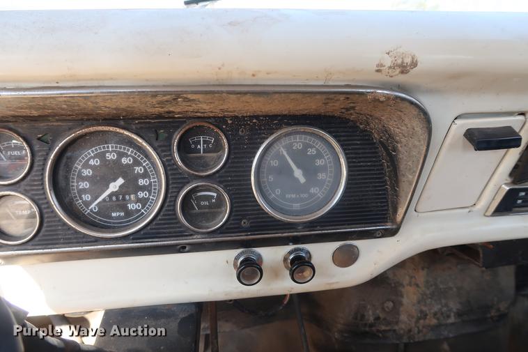 image for item DA0769 1979 Ford F800 flatbed truck with crane