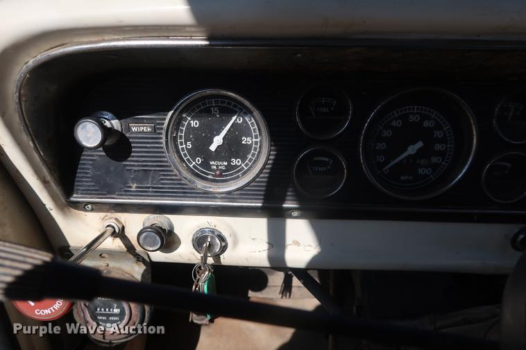 image for item DA0769 1979 Ford F800 flatbed truck with crane