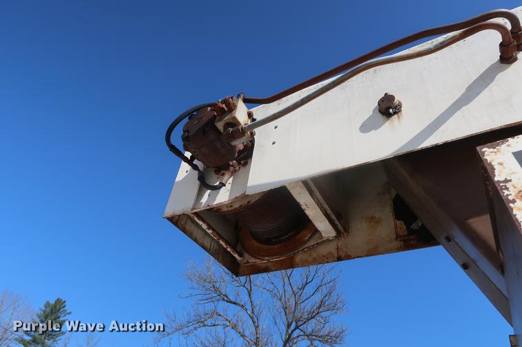 image for item DA0769 1979 Ford F800 flatbed truck with crane