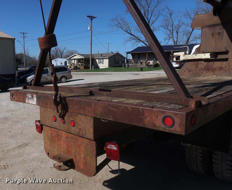 image for item DA0769 1979 Ford F800 flatbed truck with crane
