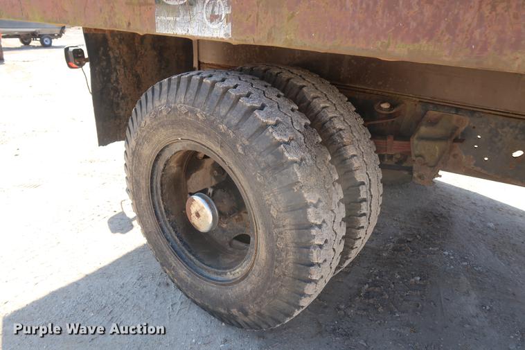 image for item DA0769 1979 Ford F800 flatbed truck with crane