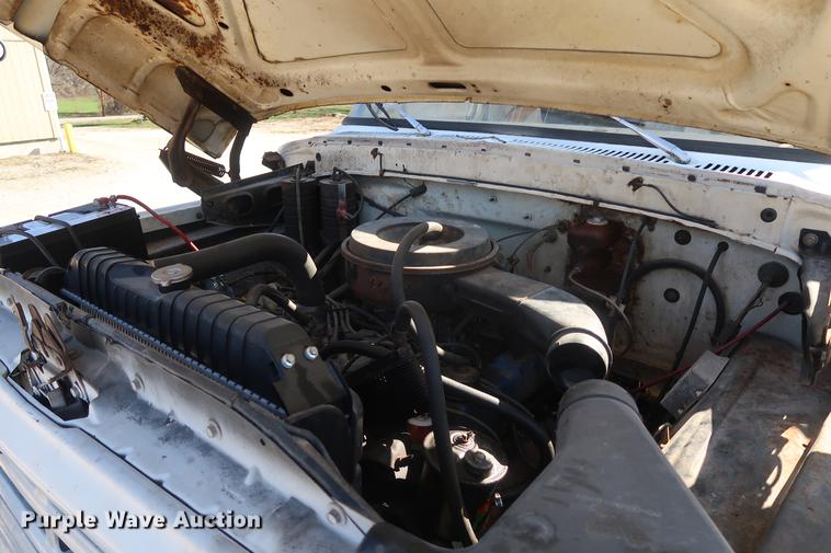 image for item DA0769 1979 Ford F800 flatbed truck with crane