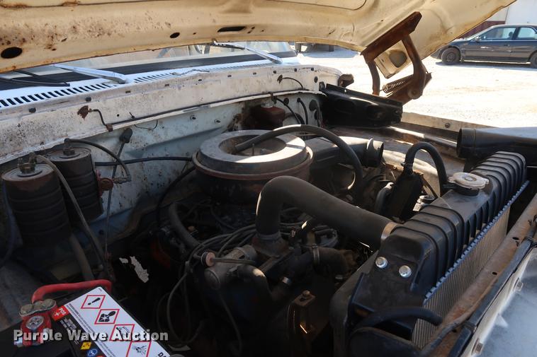 image for item DA0769 1979 Ford F800 flatbed truck with crane