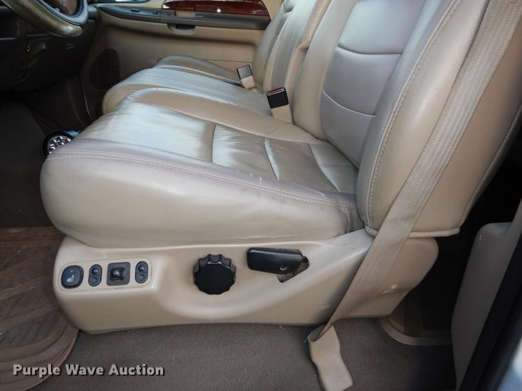 image for item DC0424 2004 Ford F350 Super Duy Lariat Crew Cab flatbed pickup truck