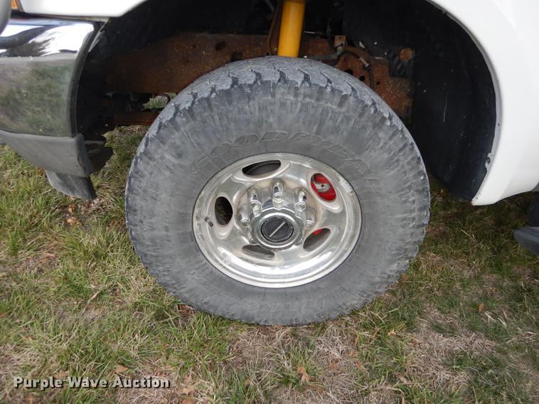 image for item DC0424 2004 Ford F350 Super Duy Lariat Crew Cab flatbed pickup truck