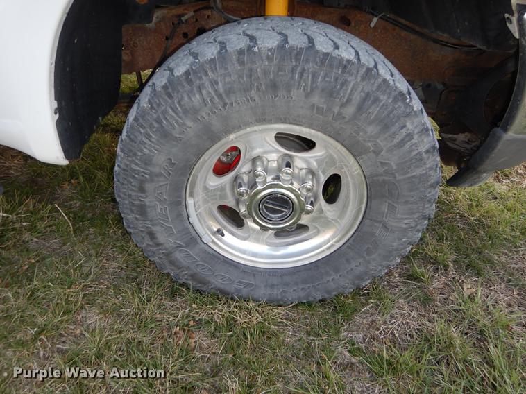 image for item DC0424 2004 Ford F350 Super Duy Lariat Crew Cab flatbed pickup truck