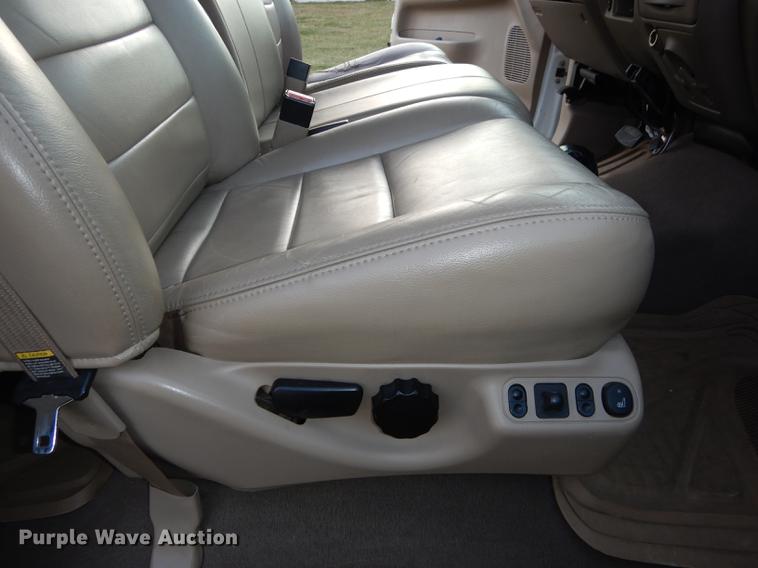 image for item DC0424 2004 Ford F350 Super Duy Lariat Crew Cab flatbed pickup truck