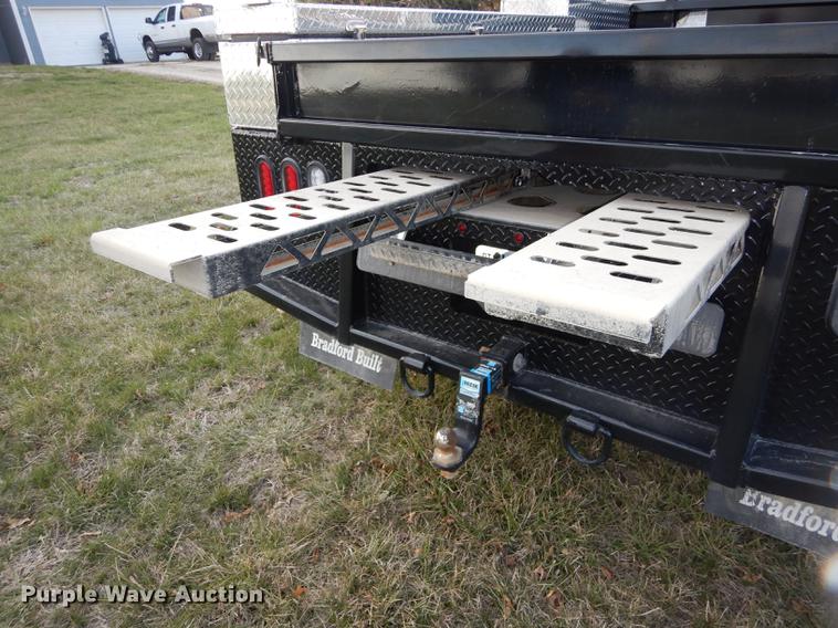 image for item DC0424 2004 Ford F350 Super Duy Lariat Crew Cab flatbed pickup truck