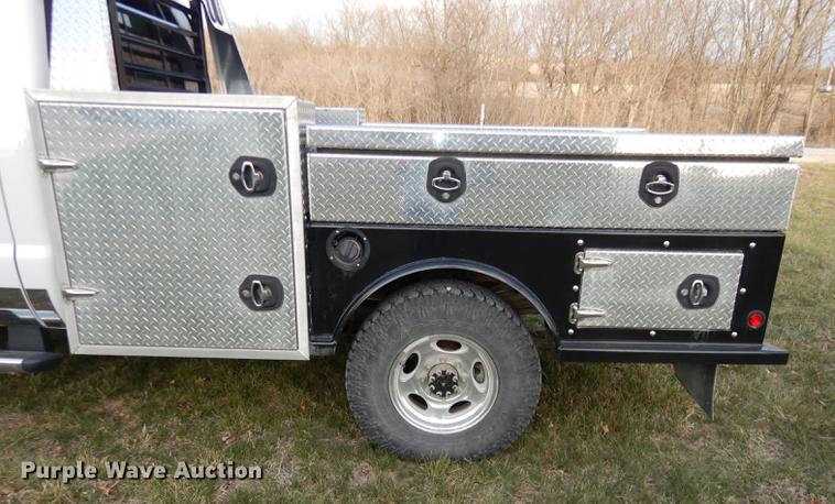 image for item DC0424 2004 Ford F350 Super Duy Lariat Crew Cab flatbed pickup truck