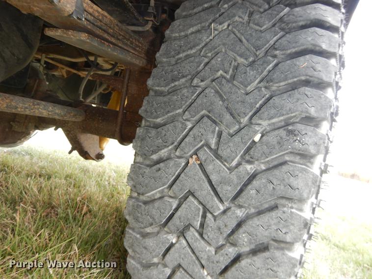 image for item DC0424 2004 Ford F350 Super Duy Lariat Crew Cab flatbed pickup truck