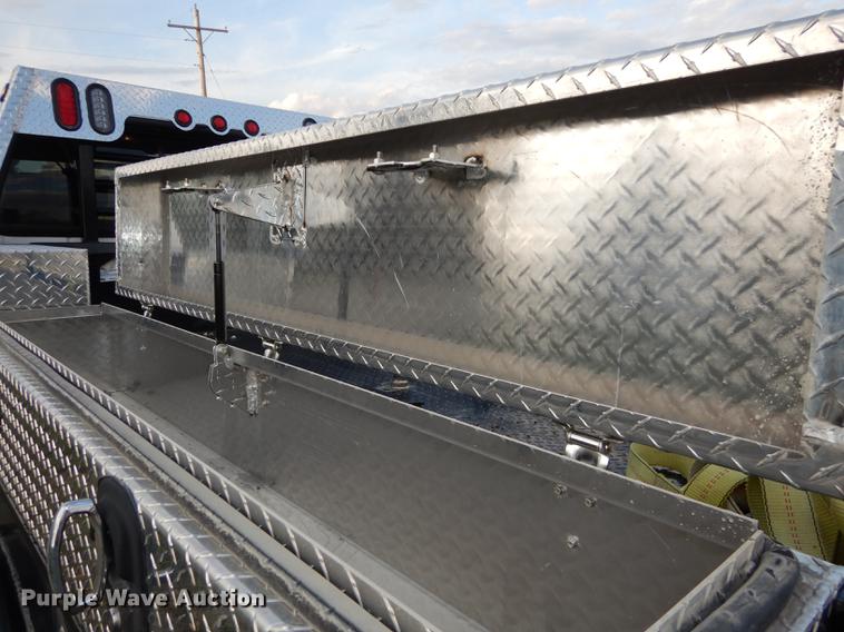 image for item DC0424 2004 Ford F350 Super Duy Lariat Crew Cab flatbed pickup truck