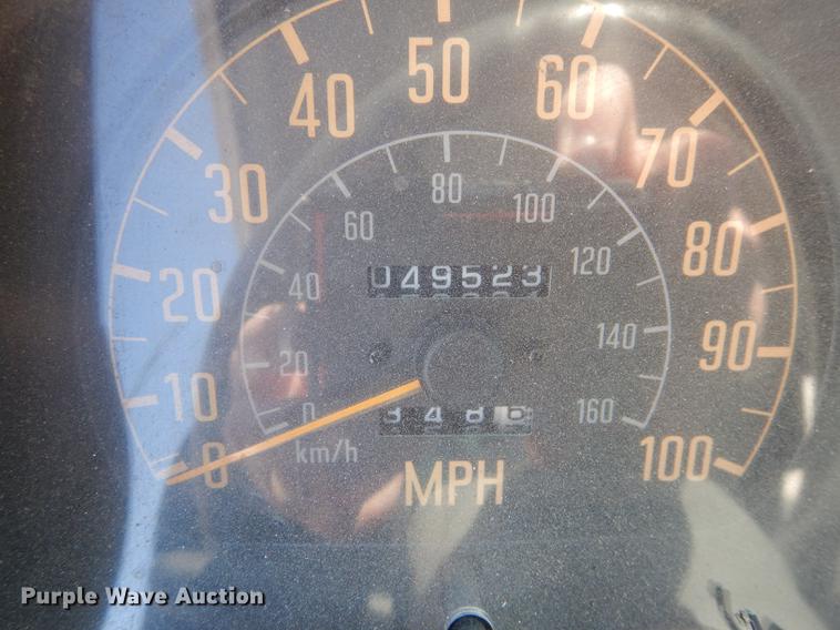 image for item DC0438 1996 Isuzu NPR applicator truck