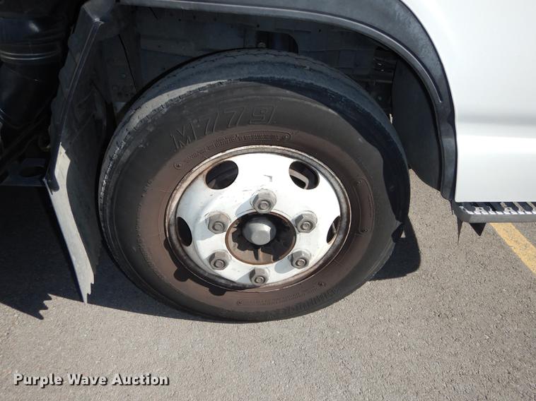 image for item DC0438 1996 Isuzu NPR applicator truck