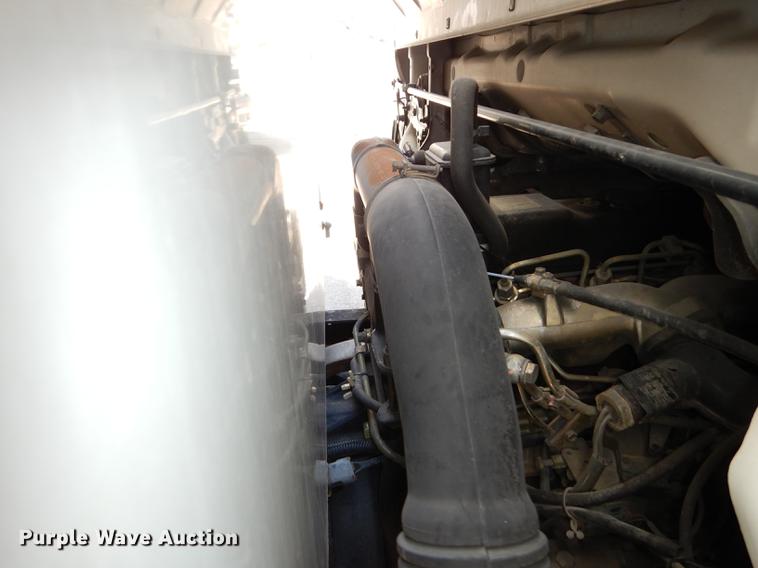 image for item DC0438 1996 Isuzu NPR applicator truck