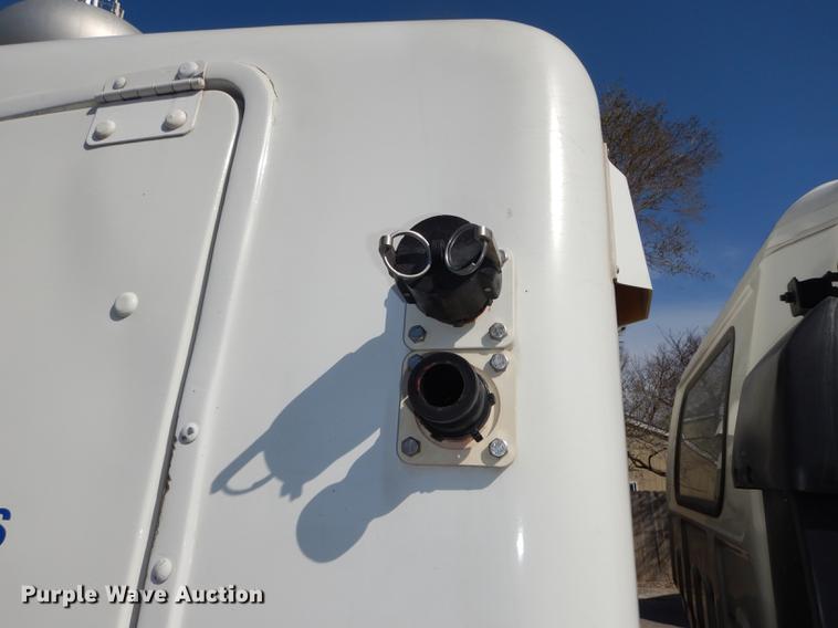 image for item DC0438 1996 Isuzu NPR applicator truck