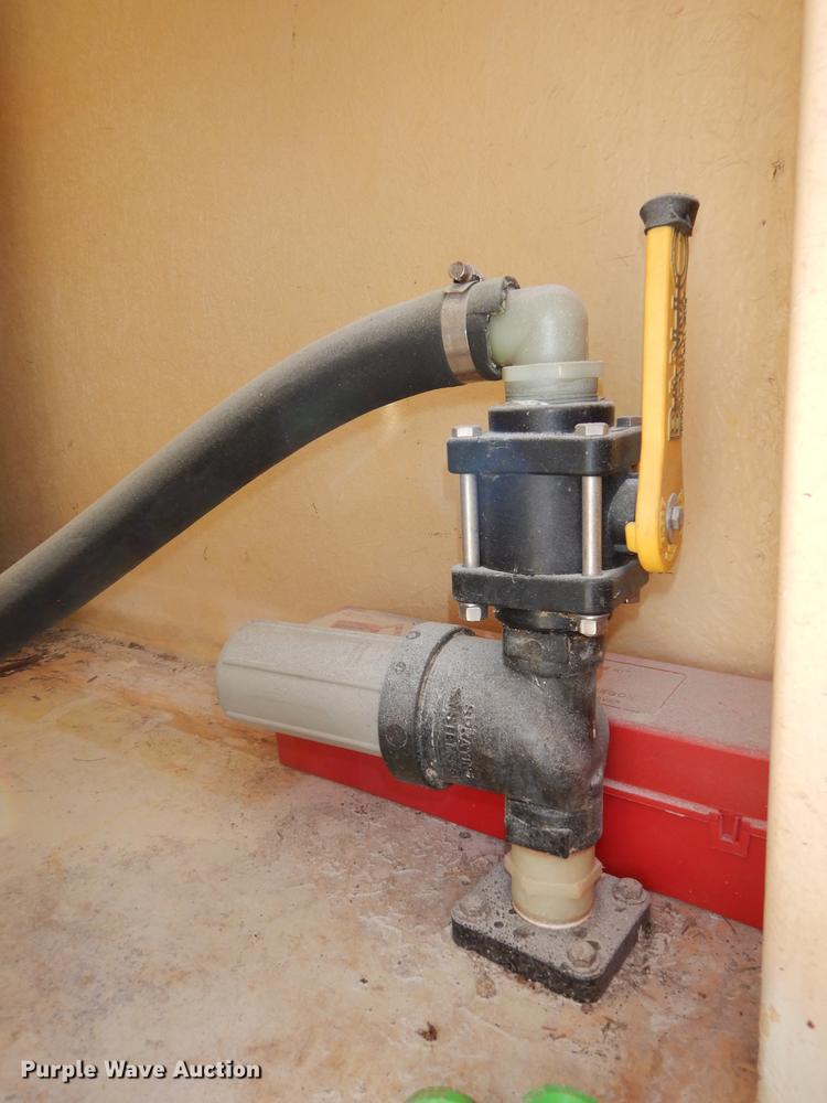 image for item DC0438 1996 Isuzu NPR applicator truck