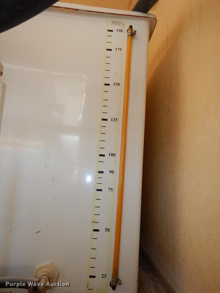 image for item DC0438 1996 Isuzu NPR applicator truck