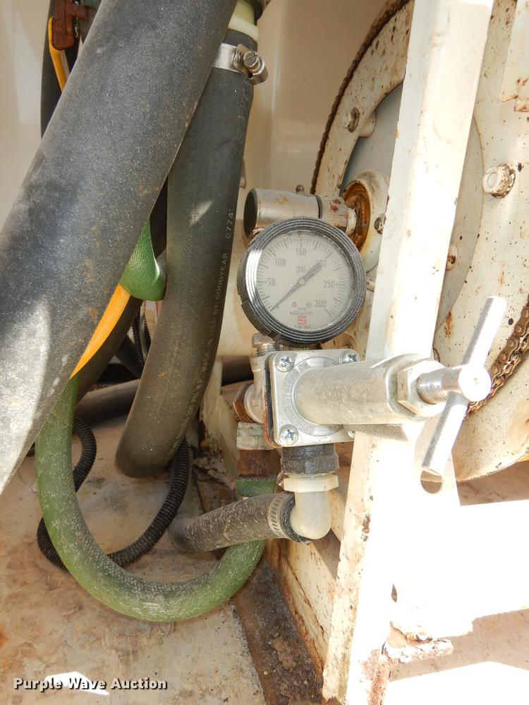 image for item DC0438 1996 Isuzu NPR applicator truck