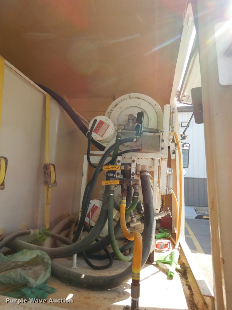 image for item DC0438 1996 Isuzu NPR applicator truck