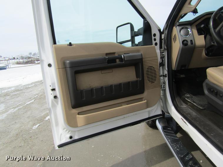 image for item DC4324 2014 Ford F350 Lariat Crew Cab pickup truck