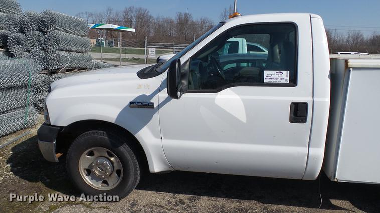 image for item DC5565 2006 Ford F250 Super Duty utility bed pickup truck
