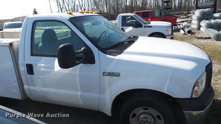 image for item DC5565 2006 Ford F250 Super Duty utility bed pickup truck