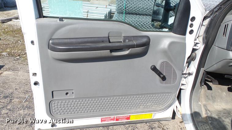 image for item DC5565 2006 Ford F250 Super Duty utility bed pickup truck