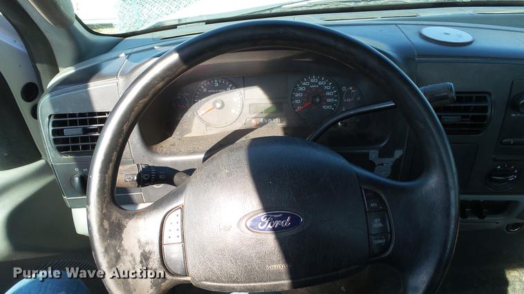 image for item DC5565 2006 Ford F250 Super Duty utility bed pickup truck