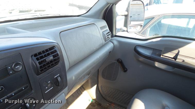 image for item DC5565 2006 Ford F250 Super Duty utility bed pickup truck