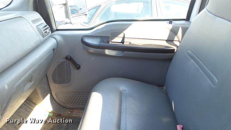 image for item DC5565 2006 Ford F250 Super Duty utility bed pickup truck