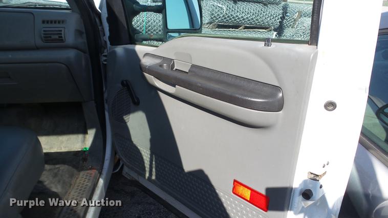 image for item DC5565 2006 Ford F250 Super Duty utility bed pickup truck