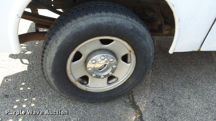 image for item DC5565 2006 Ford F250 Super Duty utility bed pickup truck