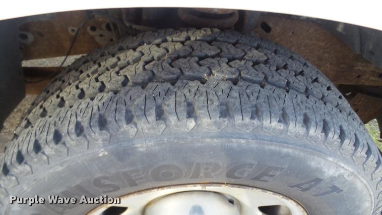 image for item DC5565 2006 Ford F250 Super Duty utility bed pickup truck