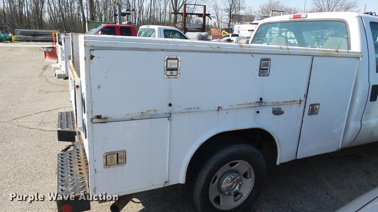 image for item DC5565 2006 Ford F250 Super Duty utility bed pickup truck