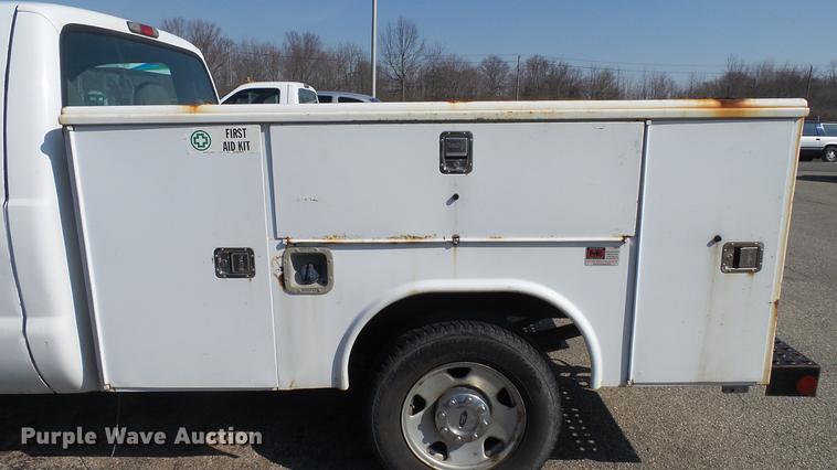 image for item DC5565 2006 Ford F250 Super Duty utility bed pickup truck