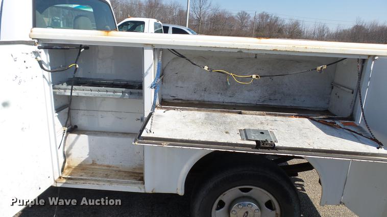 image for item DC5565 2006 Ford F250 Super Duty utility bed pickup truck