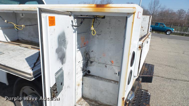 image for item DC5565 2006 Ford F250 Super Duty utility bed pickup truck