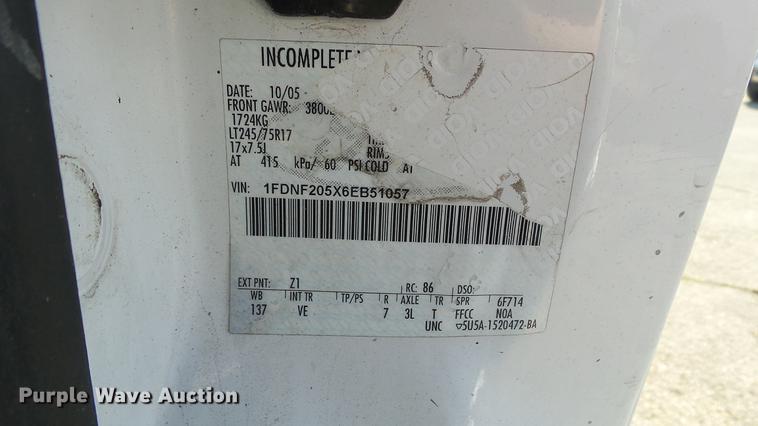 image for item DC5565 2006 Ford F250 Super Duty utility bed pickup truck