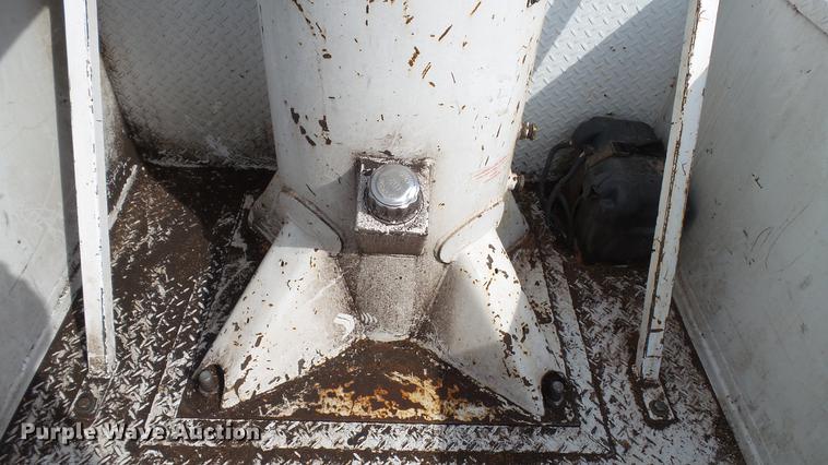 image for item DC5573 1995 Ford F450 bucket truck