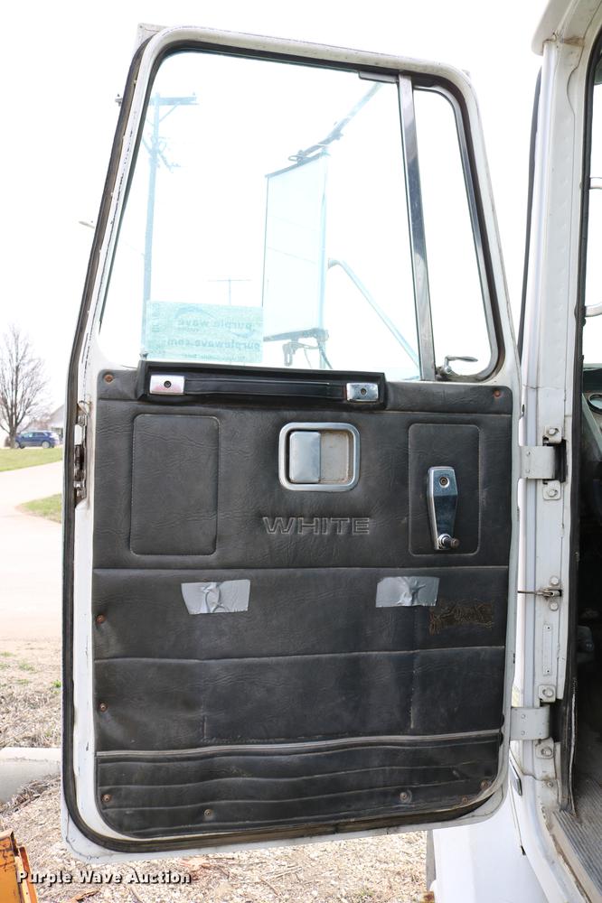 image for item DC7630 1984 White Volvo WCS 42T service truck with crane