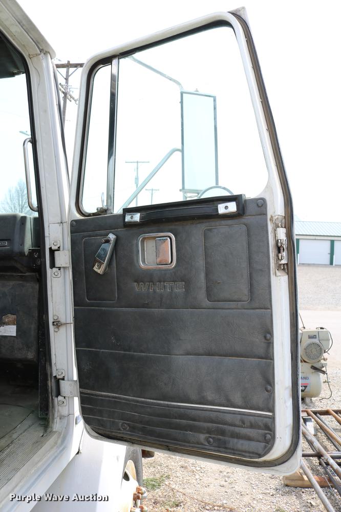 image for item DC7630 1984 White Volvo WCS 42T service truck with crane