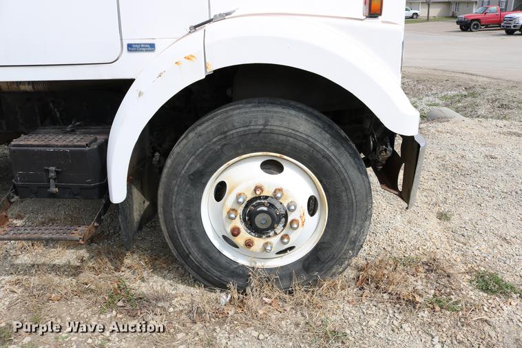 image for item DC7630 1984 White Volvo WCS 42T service truck with crane