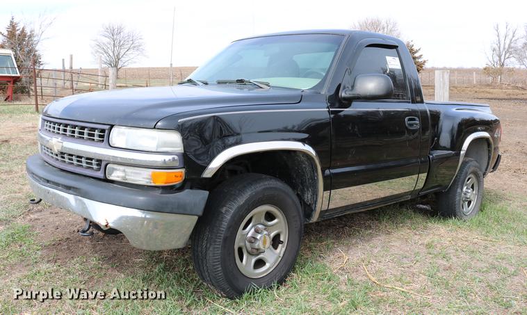 image for item DC7649 2002 Chevrolet Silverado 1500 pickup truck