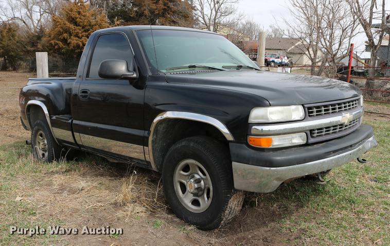 image for item DC7649 2002 Chevrolet Silverado 1500 pickup truck