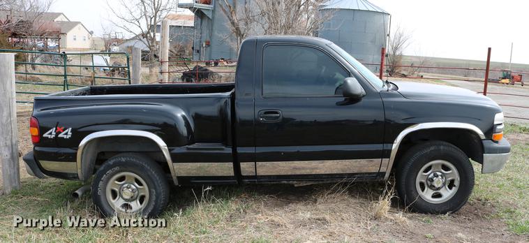 image for item DC7649 2002 Chevrolet Silverado 1500 pickup truck