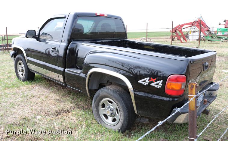 image for item DC7649 2002 Chevrolet Silverado 1500 pickup truck