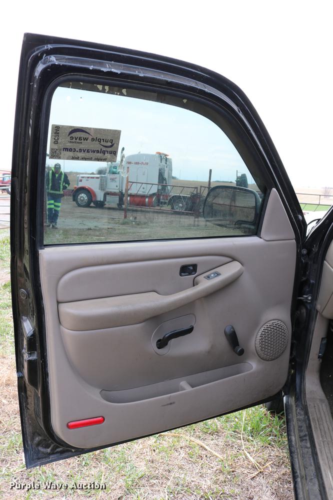 image for item DC7649 2002 Chevrolet Silverado 1500 pickup truck